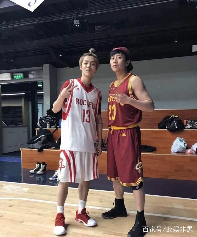 邓超鹿晗溜冰场搞笑,邓超鹿晗帅气视频