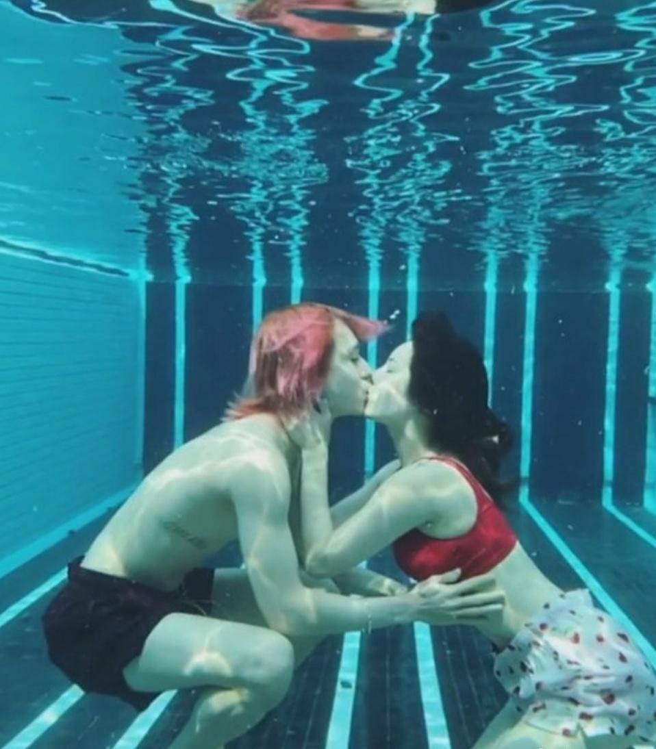 泫雅和男友秀恩爱视频,泫雅ins和男友晒牵手照大秀恩爱