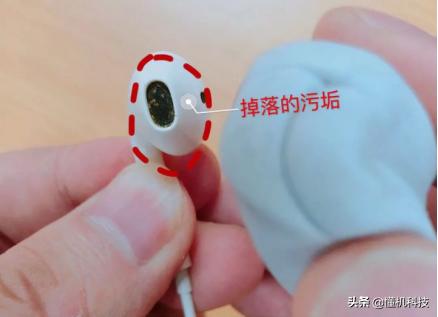 耳机很脏怎么样清洗,耳机孔脏了怎么清理