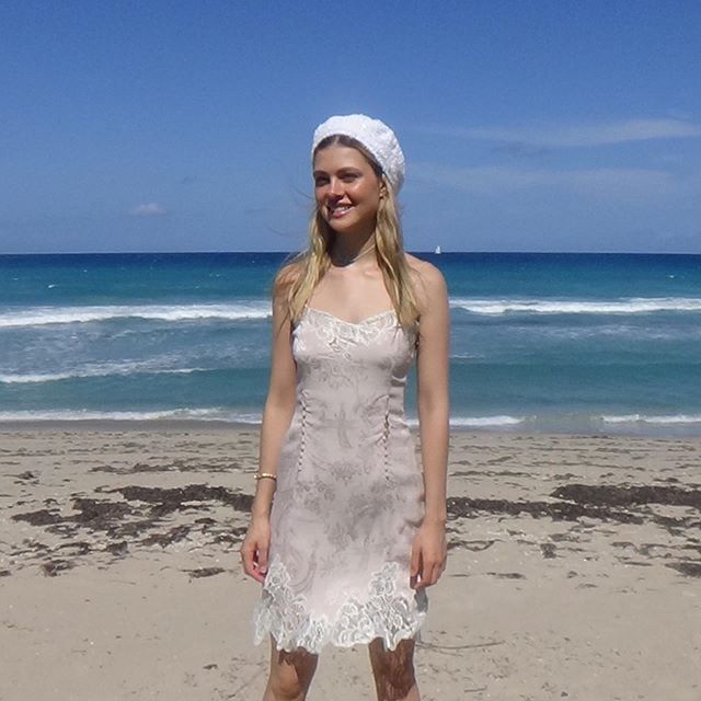 贝克汉姆小七微笑图片,贝克汉姆晒和小七对嘴亲亲合照