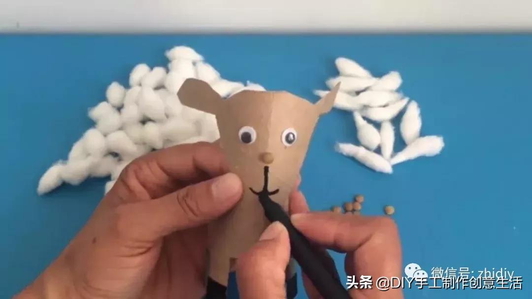 用白纸做个可爱的咩咩羊,用纸折一个可爱的小山羊