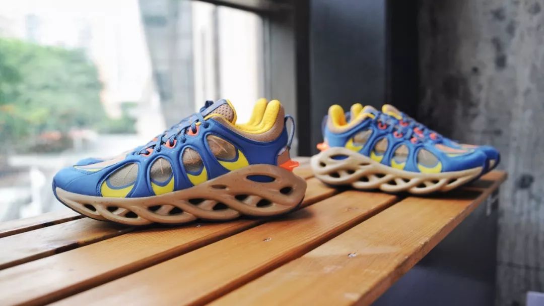 在李宁你不光能买到百纳配色弧ACE，甚至还能买到MAC彩妆