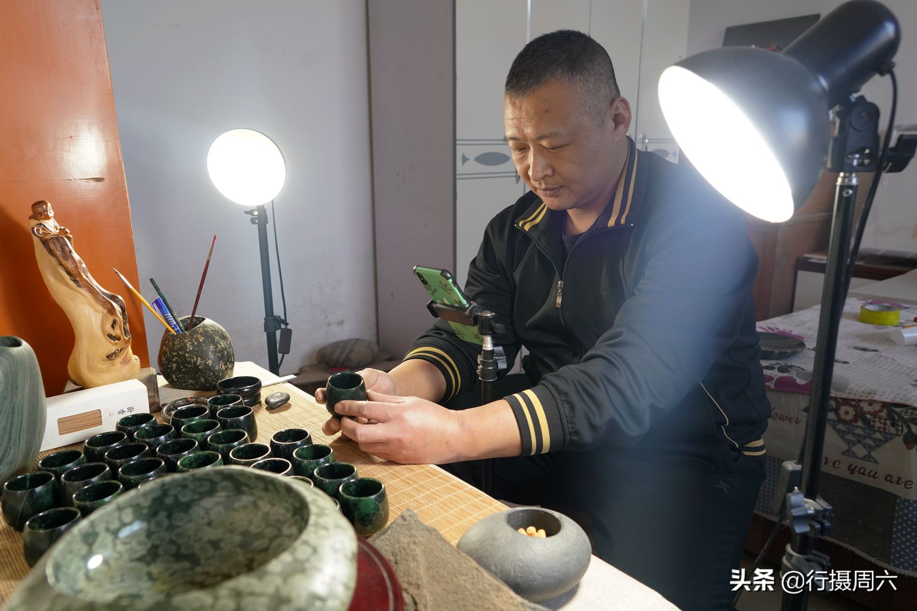 石头做手工能赚钱吗,农村小伙靠捡石头成亿万富豪