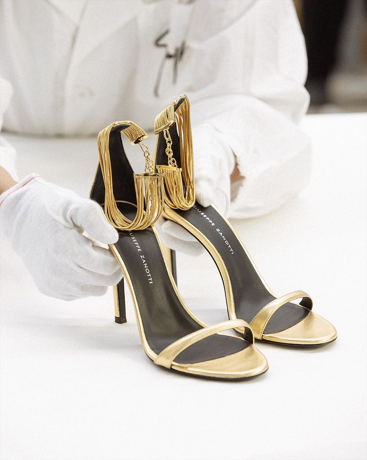 卡戴珊姐妹的性感演绎，1.5万GZ高跟鞋持久续航你的时尚感