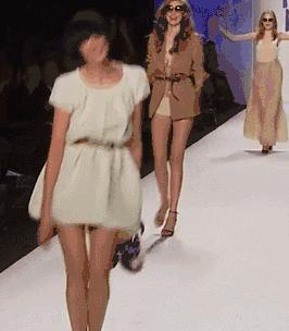 模特走路摔倒,模特走t台摔倒