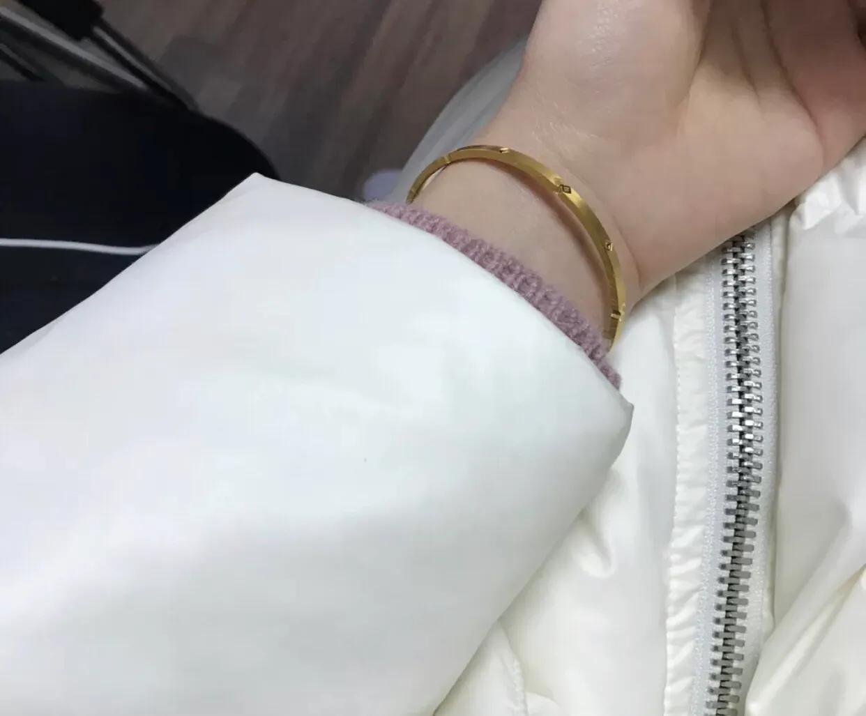 纯金Celine同款手镯,在老庙买的黄金是真的吗