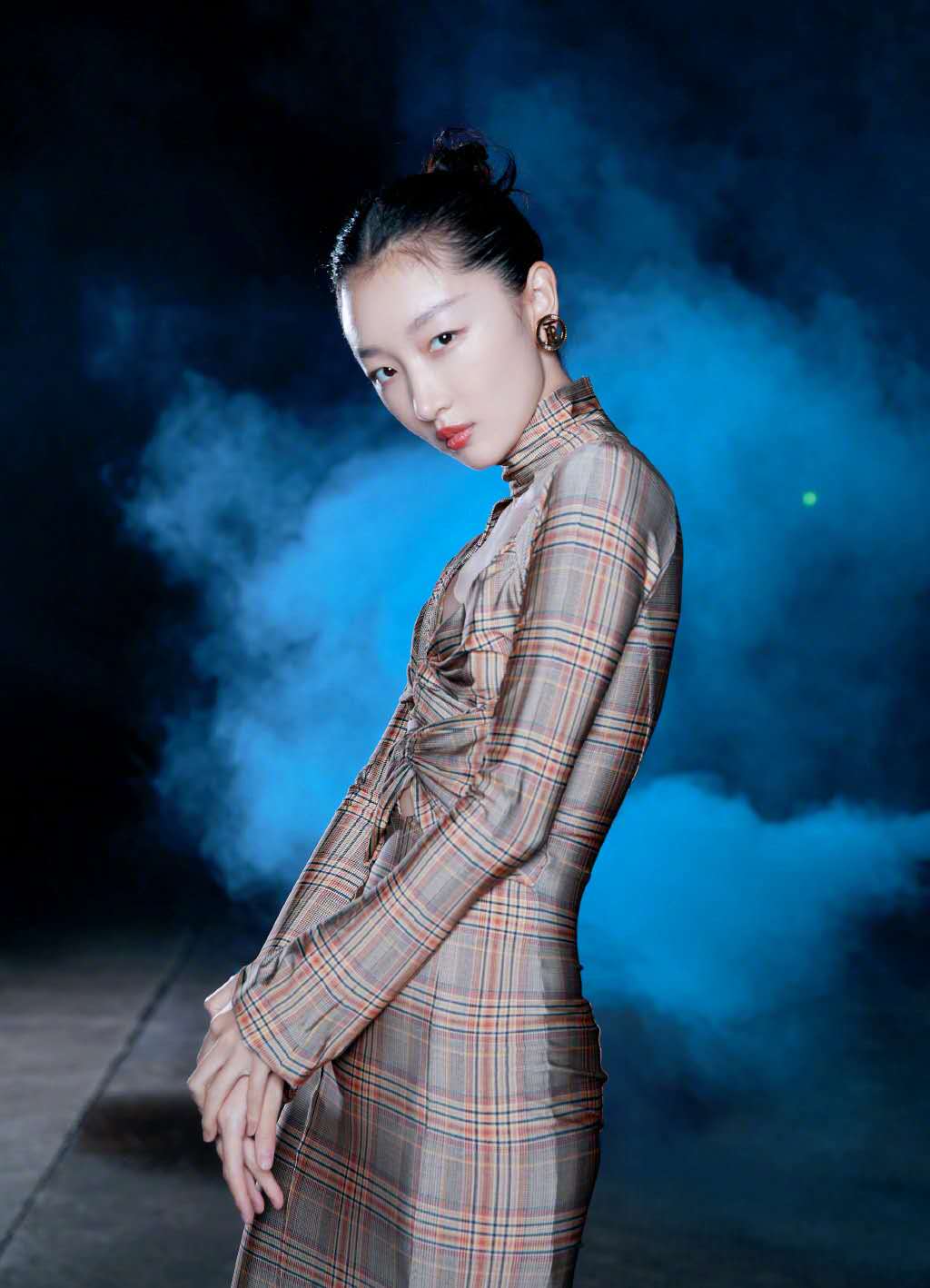 周冬雨穿衣搭配显高又减龄,平胸穿不好看的裙子