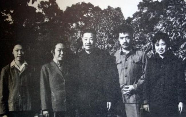 贺龙之子贺鹏飞，委托商人为祖国买下航母，成瓦良格号航母大功臣