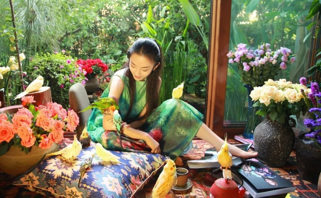 杨丽萍3500万宫殿整改后再吸金，一杯咖啡100元，只能参观一小时