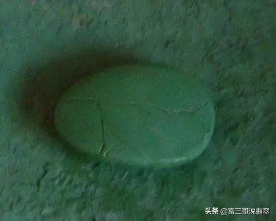 价值上亿的翡翠你知道几个呢,翡翠市场几十块钱的翡翠