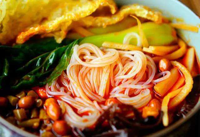 螺狮粉狂热分子：“臭”名远扬的螺狮粉，为何能让*欲人**罢不能