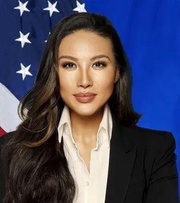 太魔幻！韩裔女歌手全靠造假当上美国政府*官高**