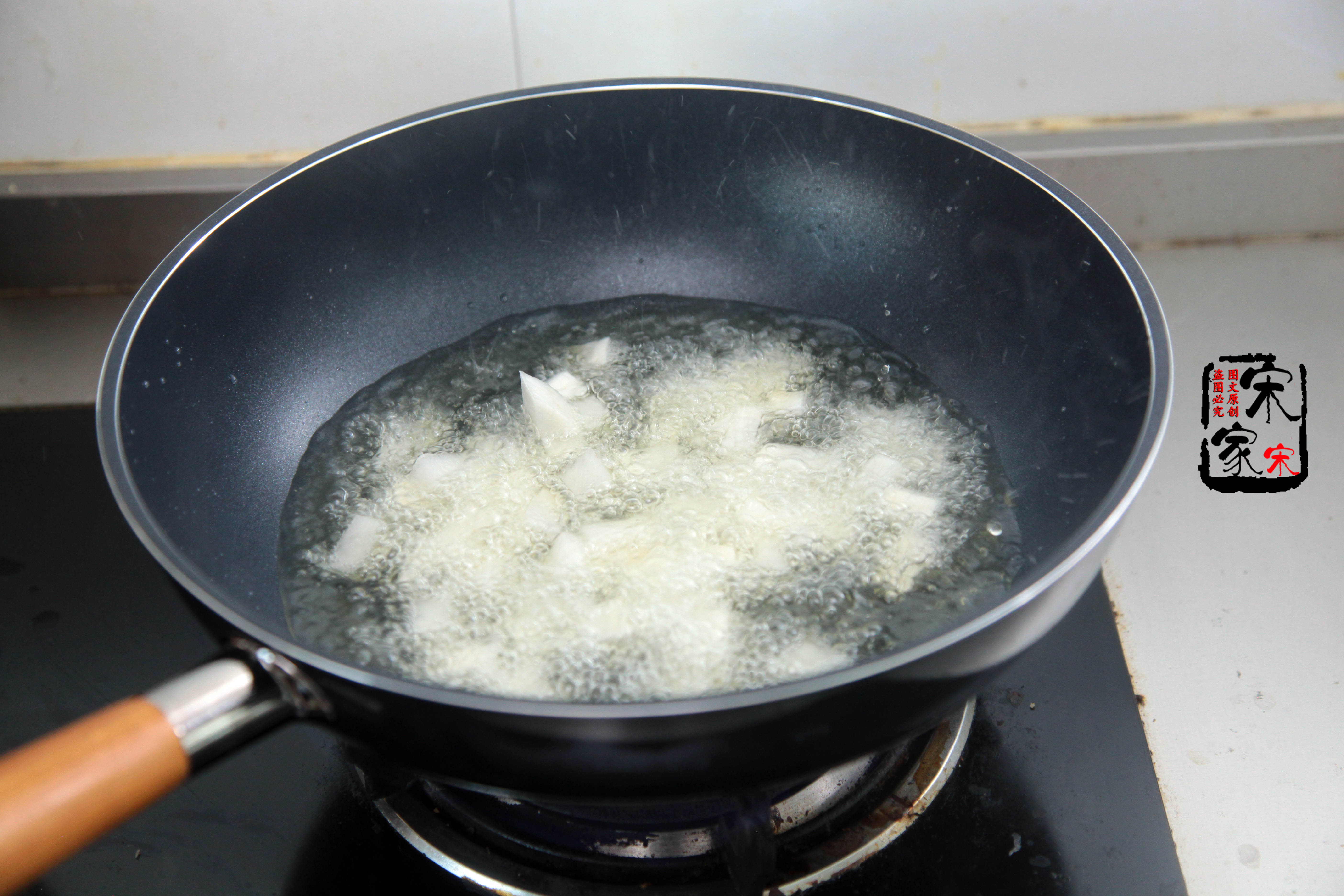 鸡胸肉这样做才好吃不炒不油炸,炒鸡胸肉丁嫩而不柴的诀窍