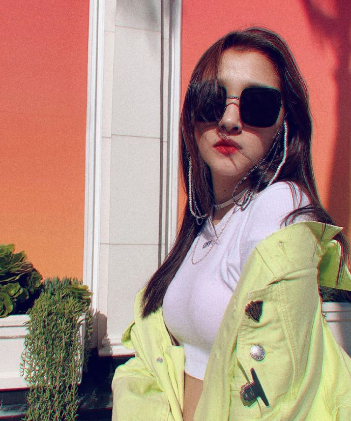 关晓彤穿着露肚脐可爱图片,关晓彤黑色露脐装