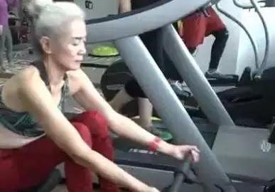 73岁奶奶因病零基础开始健身,73岁白发奶奶坚持健身13年