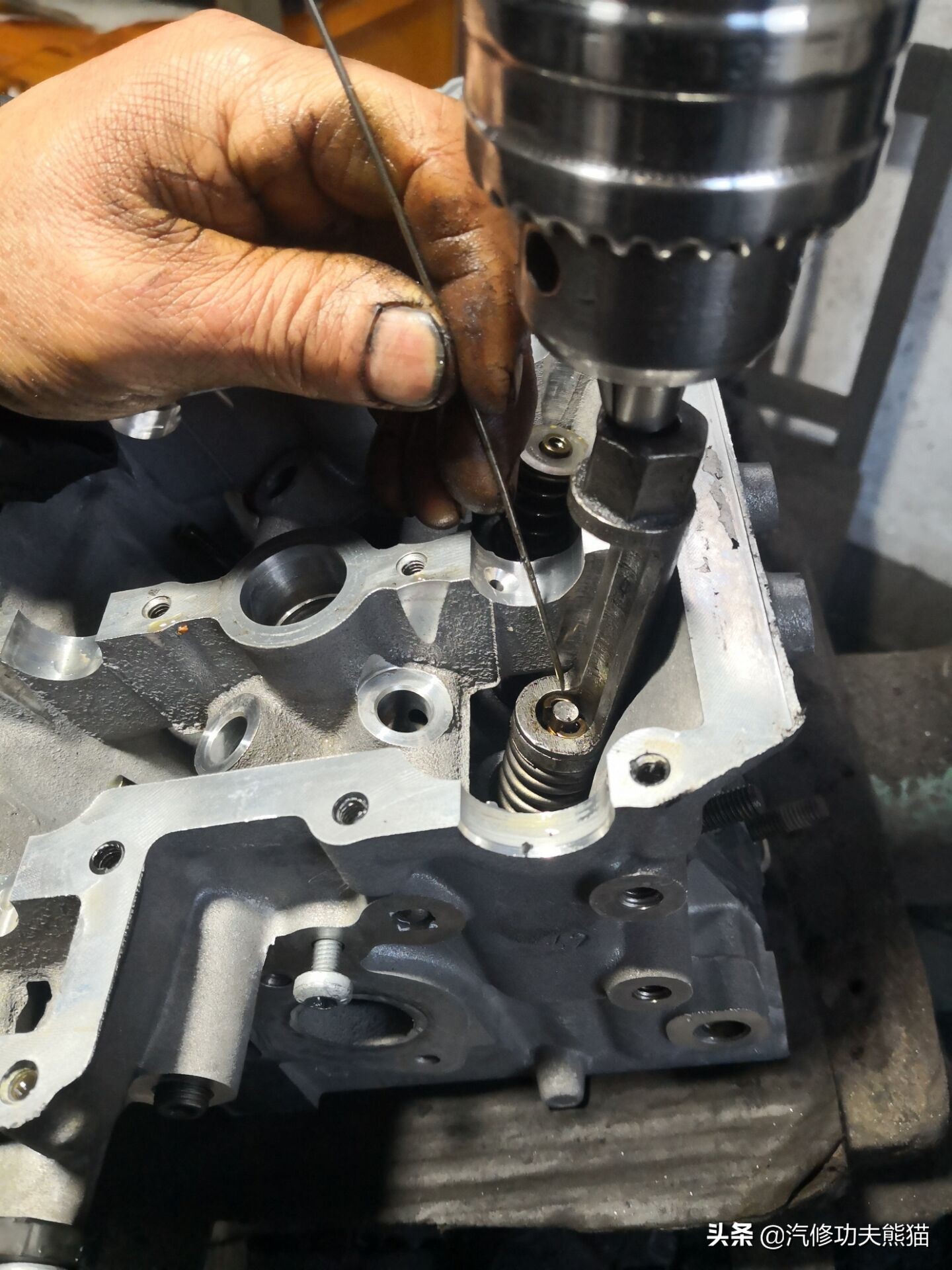 16款奥迪a6l2.5自吸发动机漏油,奥迪a6l2.4免拆烧机油处理靠谱吗