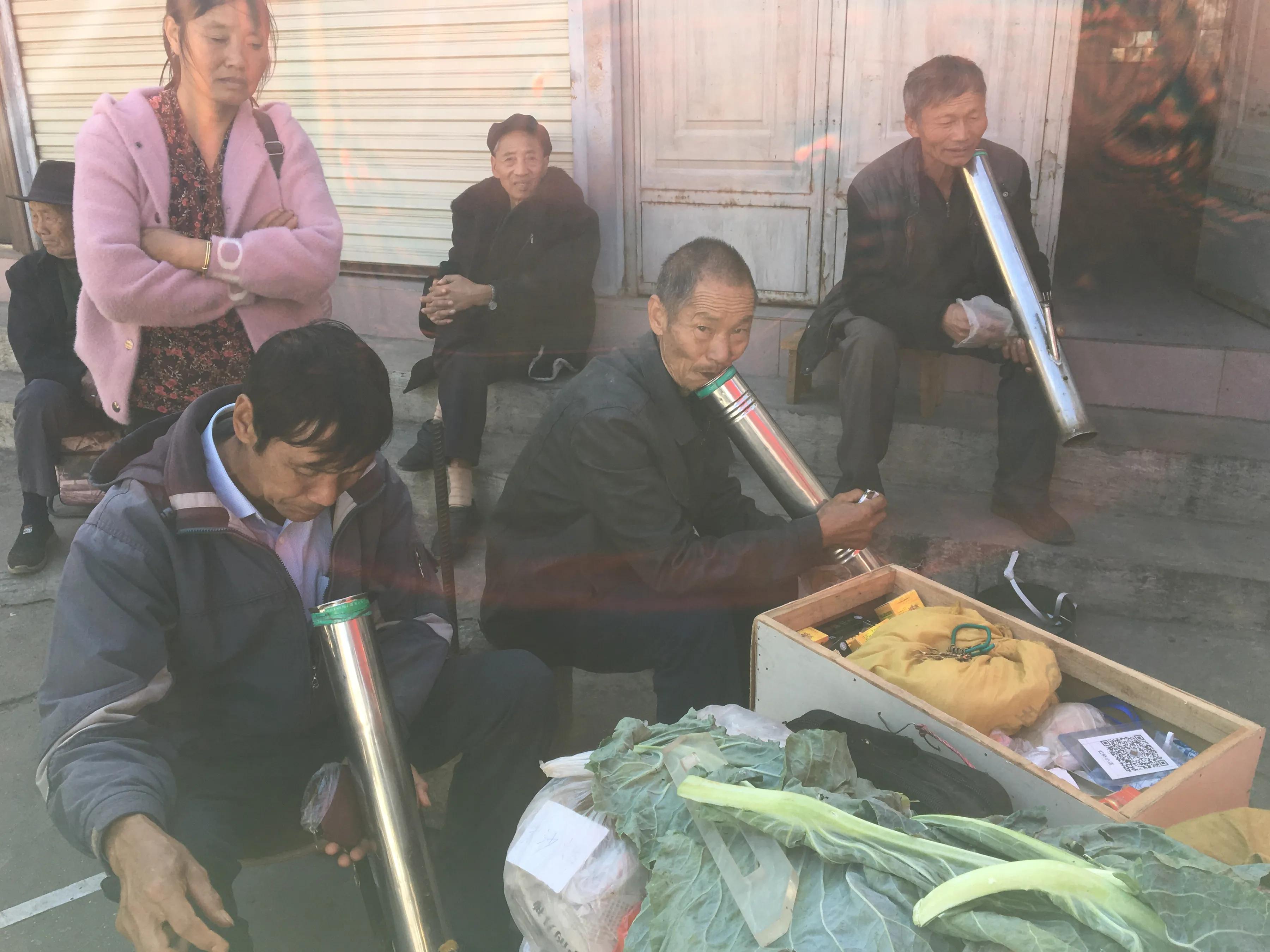 云南人抽烟,云南人抽烟方式