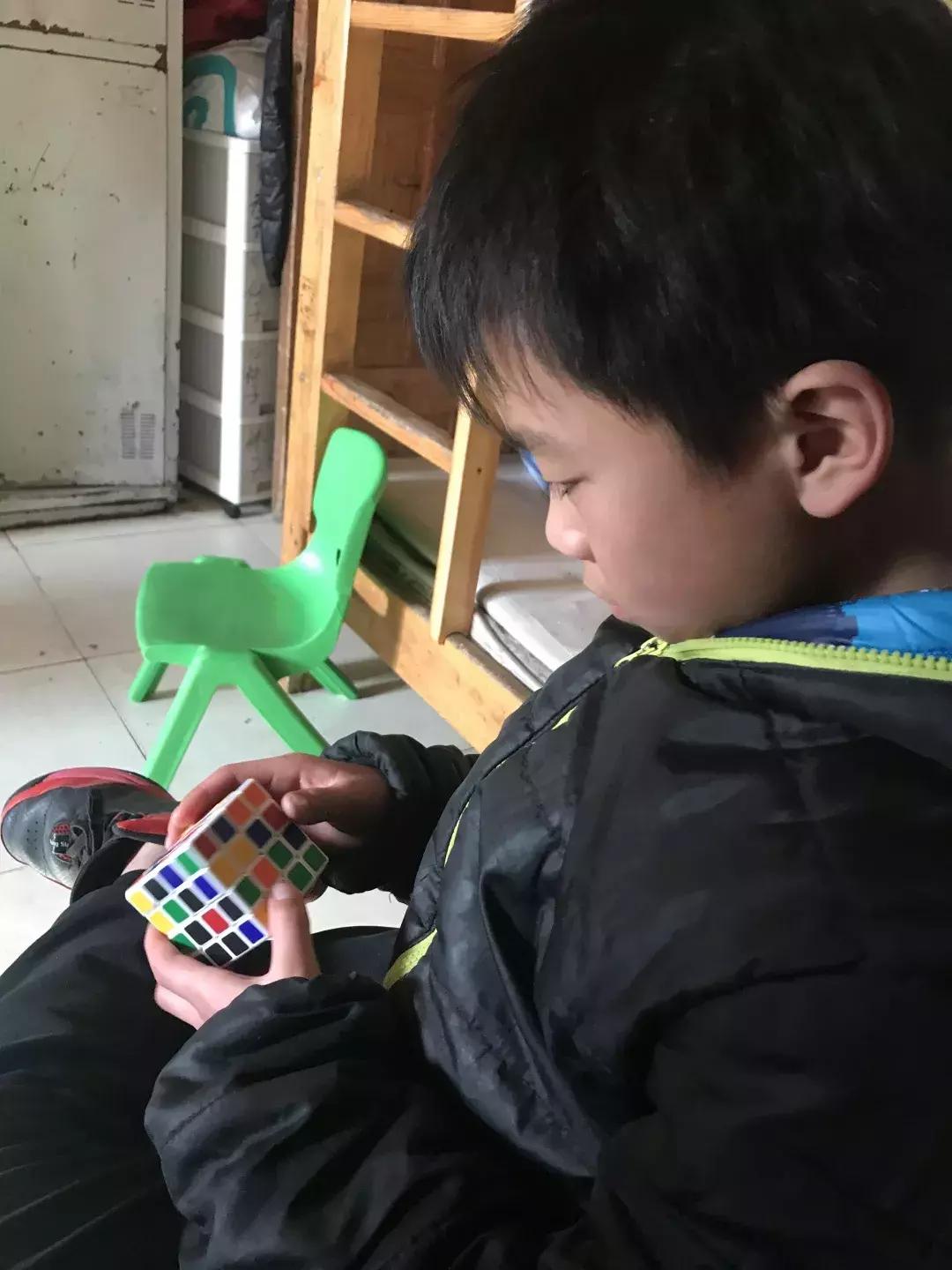 给孩子的第一节动画魔方课,小朋友学的魔方课