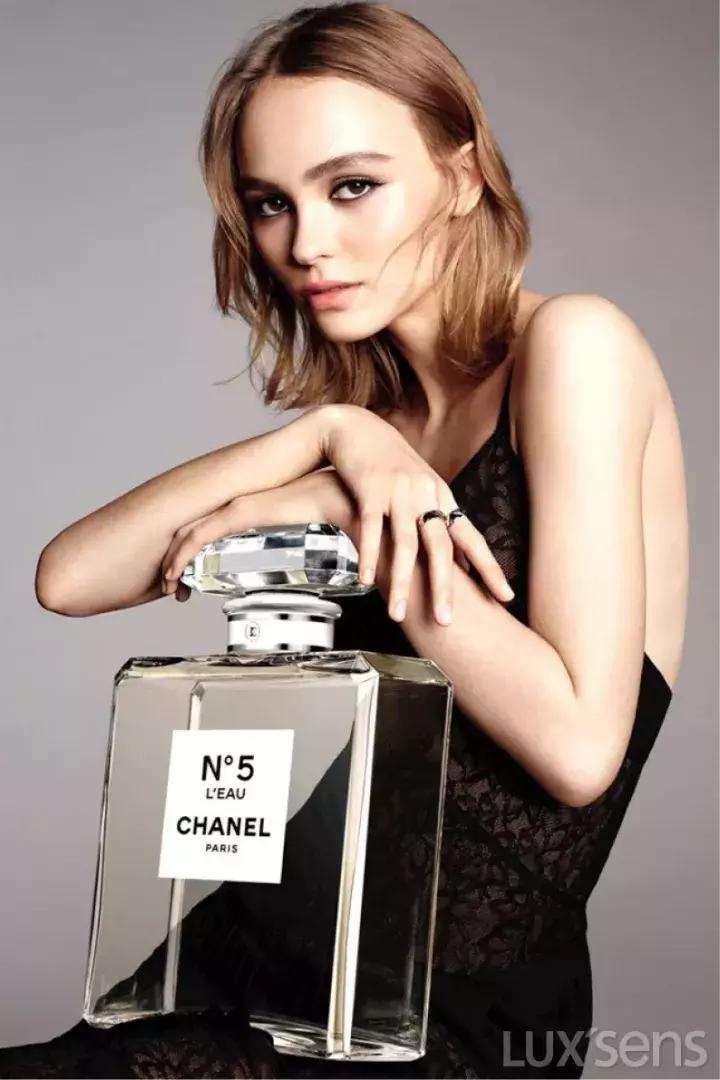 宝格丽和易烊千玺的杂志,易烊千玺代言宝格丽全球香氛系列