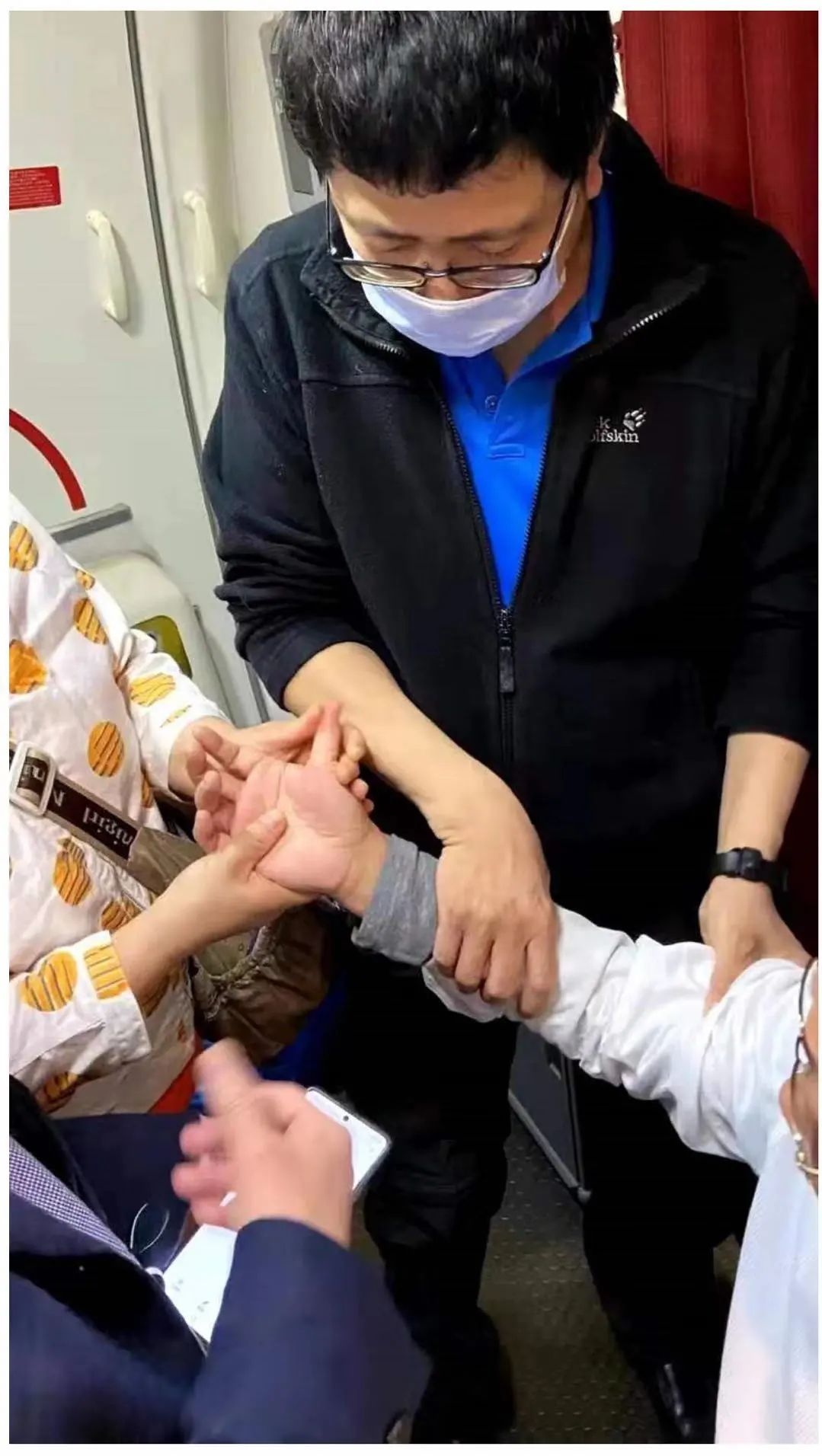 万米高空乘客突然发病,中医针灸大显身手!(附采访视频)