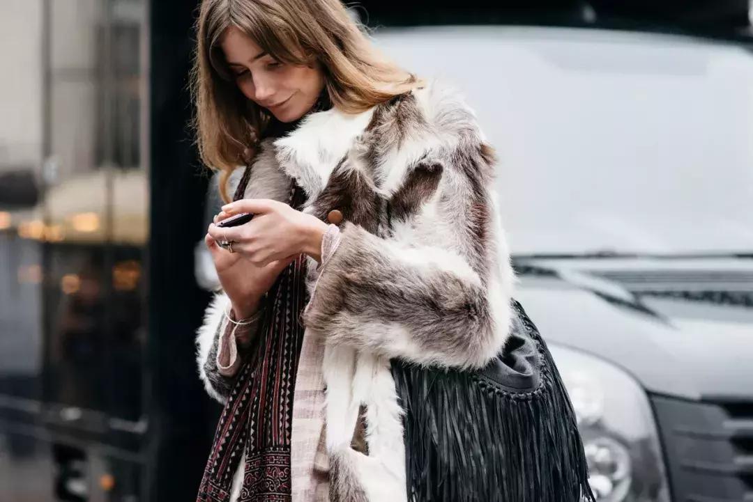 不爱买衣服的女人心理有问题吗,女人爱买衣服是不是一种病