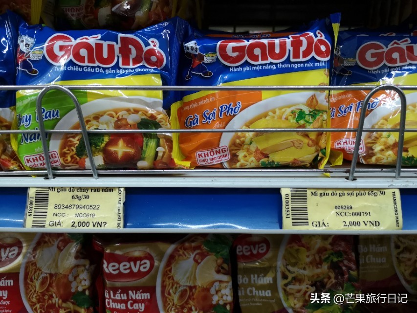 两个广东女孩越南自由行，老街逛超市发现方便面只要6毛，真便宜