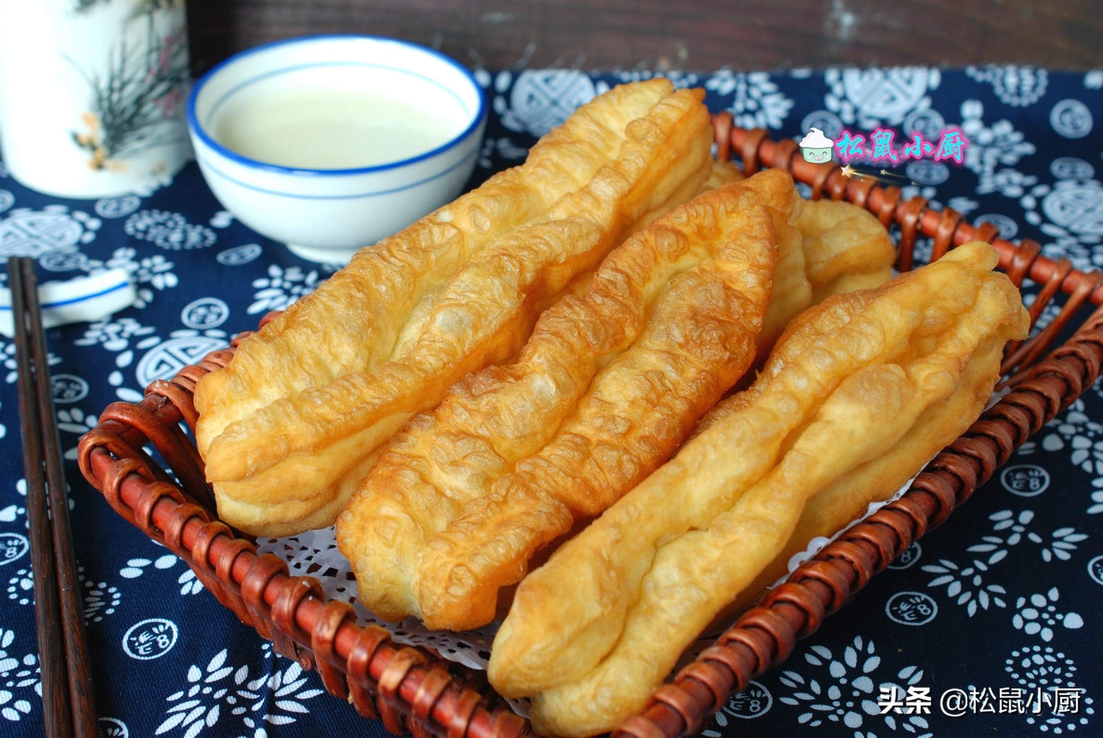 炸油条的家常做法晚上提前揉好面,过年时你吃的油条该怎么做