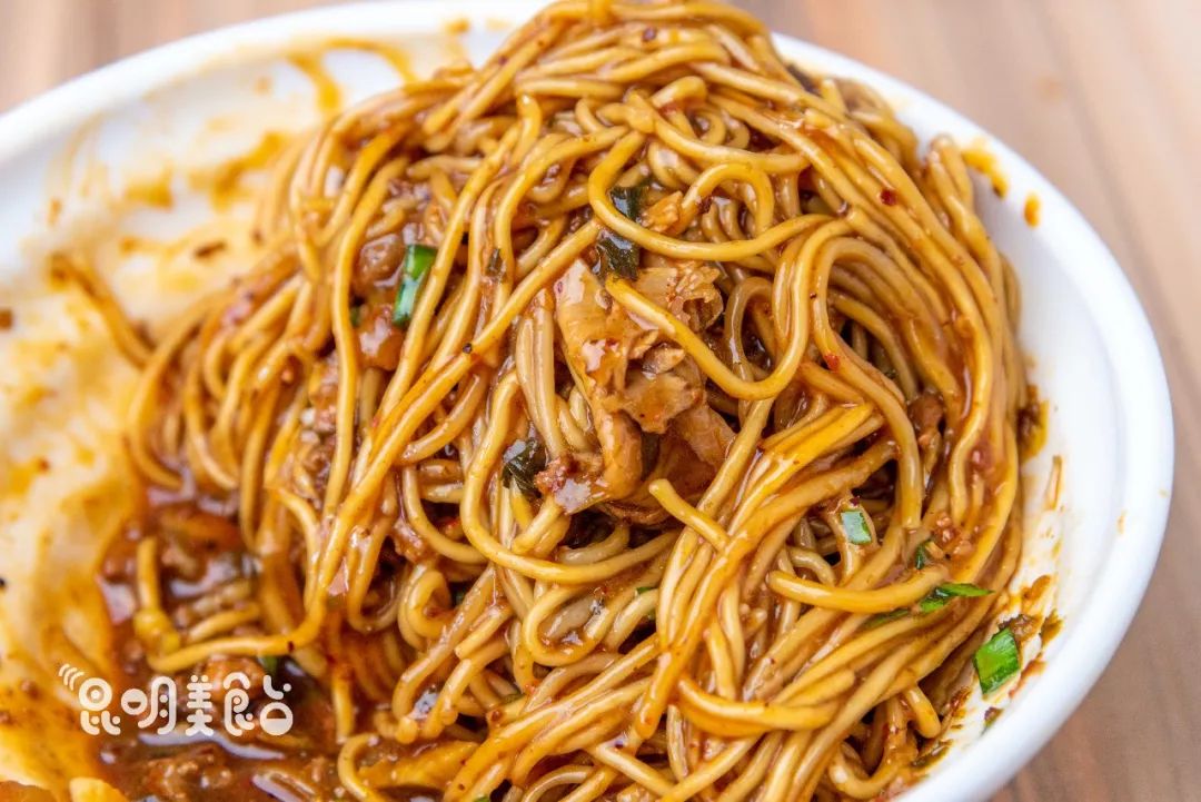 昆明330天都在排队的卤面馆，不收钱收饭票，只卖到下午2点