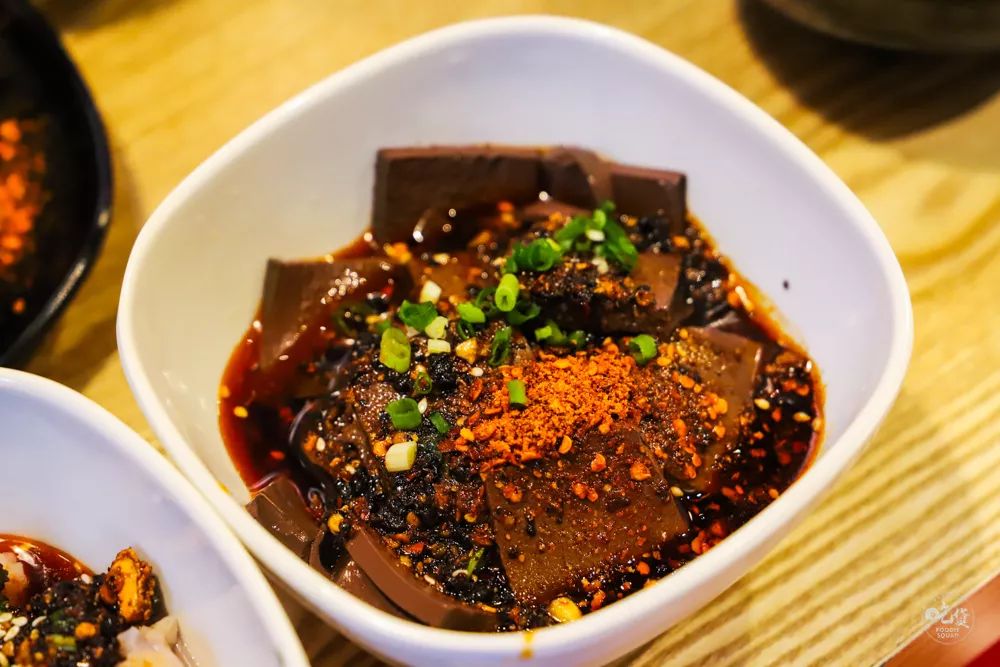 这家国潮网红串串落地襄阳啦，你只管拿串不用涮可以直接开吃