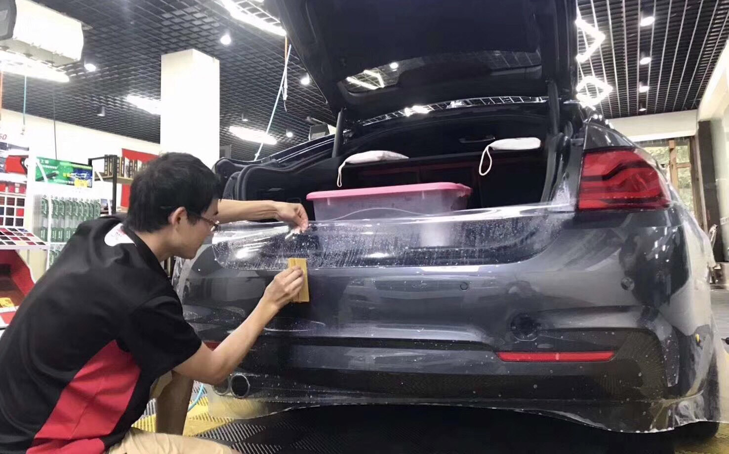 为何买新车后,4S店非要免费贴膜?原来这是目的,新手别再被坑