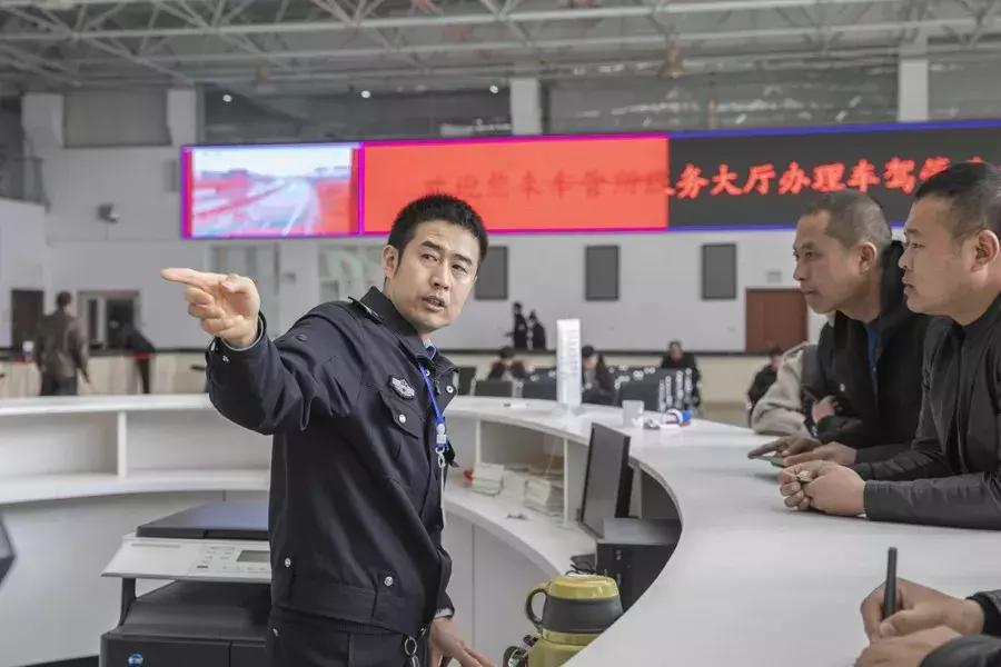 车管科民警日常工作,车管窗口民警暖心事