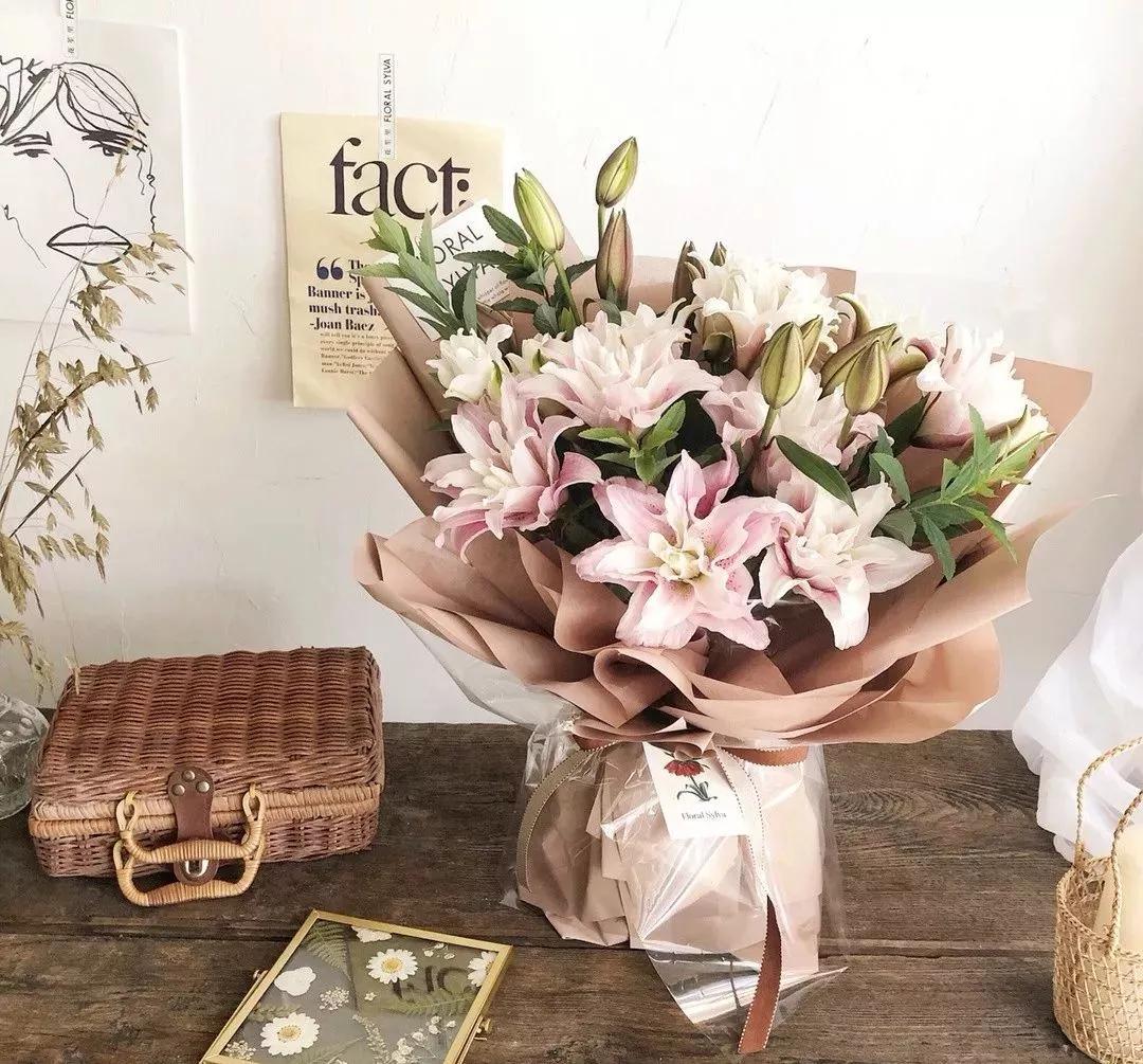 花要不要经常换水,花材正确处理方式及日常养护