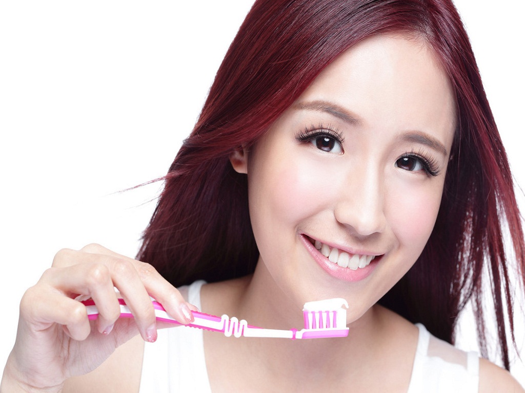 不正确的刷牙多久会形成楔状缺损,不正确的刷牙方式导致牙根外露