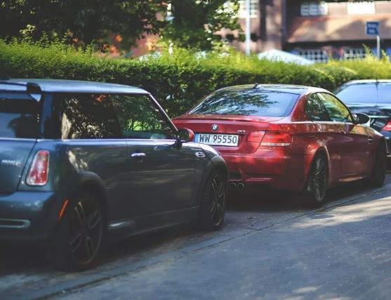 车违章停在路边被撞了怎么办,把车停在路边被撞了怎么办