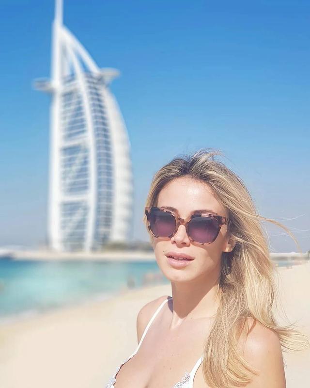 网上亲密互动,线下共进晚餐,伊布与意大利最美足球女主播搭上了?这让长他11岁,生了俩孩子的女友怎么想?