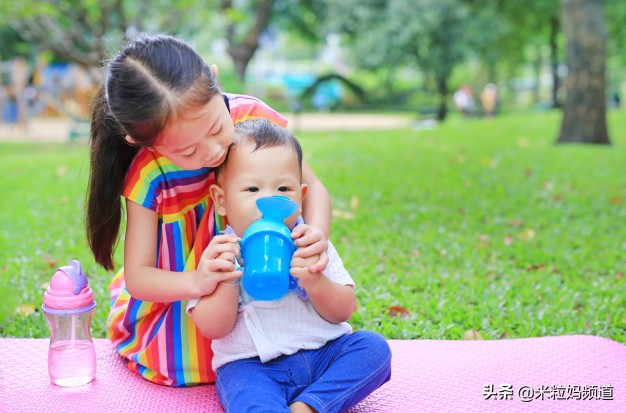 杯子怎么才能让孩子爱喝水,用什么水杯才能让小孩喜欢喝水