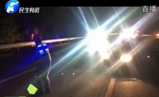 演唱会进场都会发荧光棒吗,演唱会结束挥舞着荧光棒