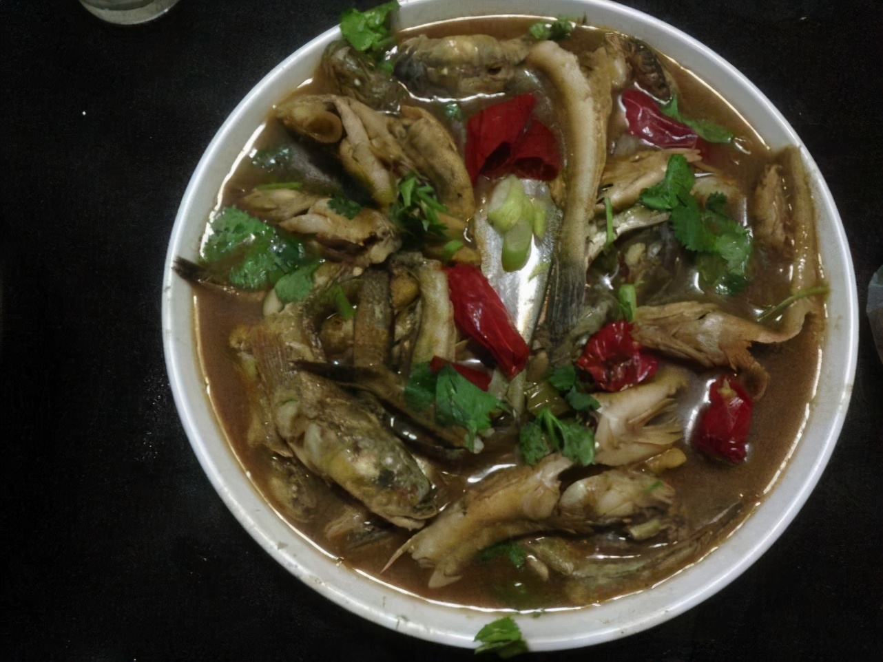 江苏一河沟里出现大量“巨型土憨巴”，其实这是一种海里的沙光鱼