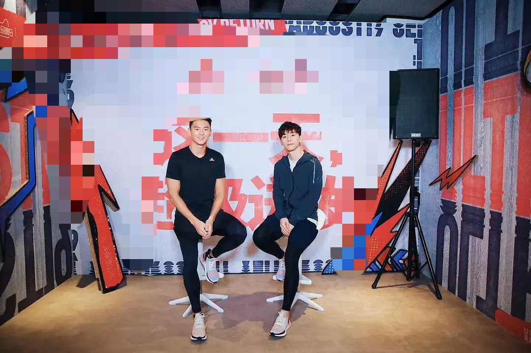 窦靖童门牙笑容灿烂,窦靖童磕破门牙