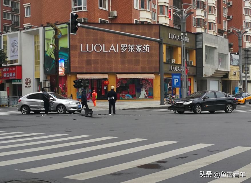 难得一见，奇瑞A3三厢版撞击两厢版侧面，网友：俩铁疙瘩搅一块