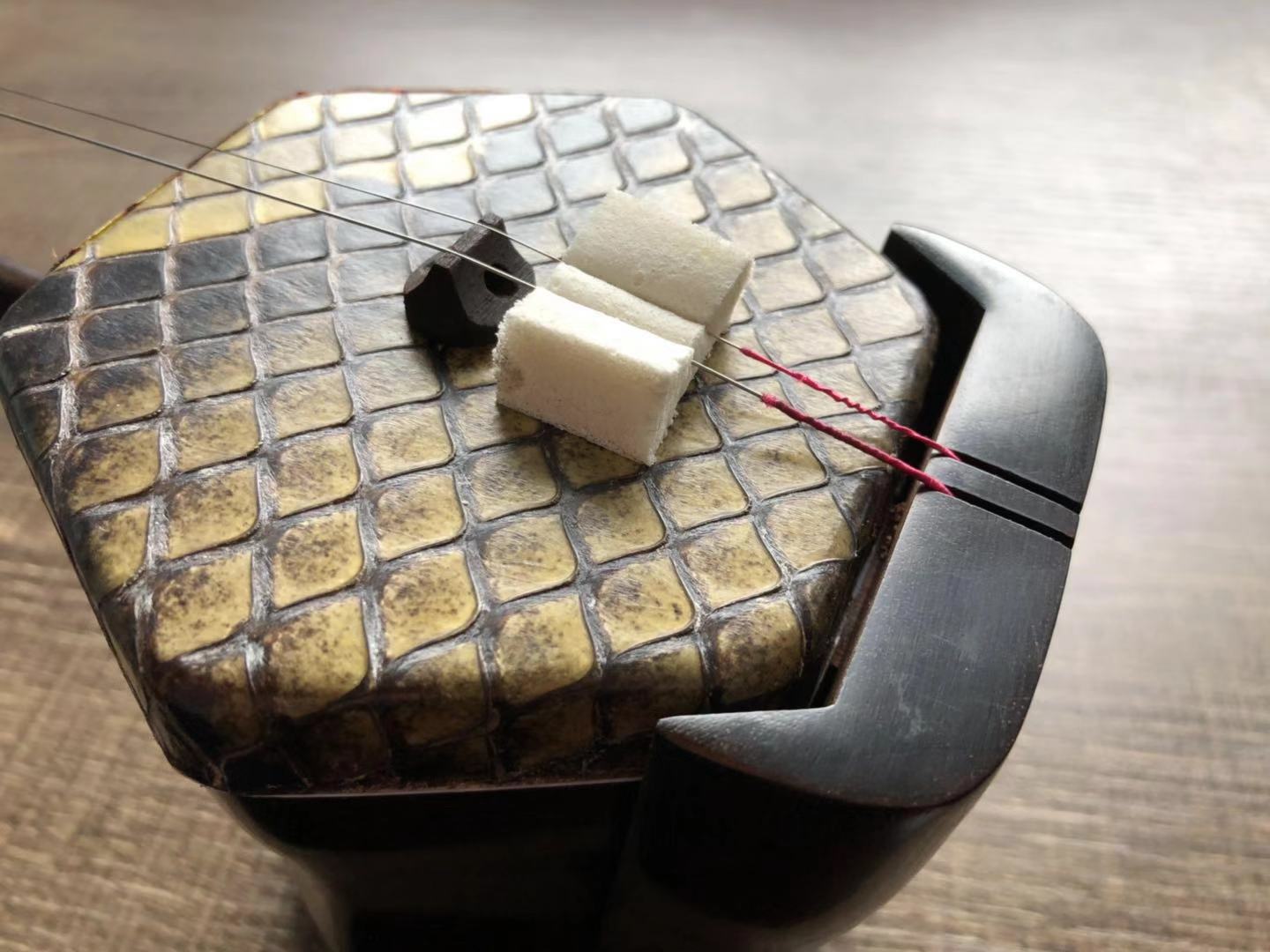 二胡内弦声音发闷的问题,二胡声音发闷是什么原因