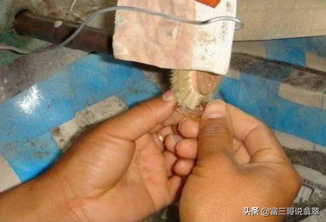 价值上亿的翡翠你知道几个呢,翡翠市场几十块钱的翡翠