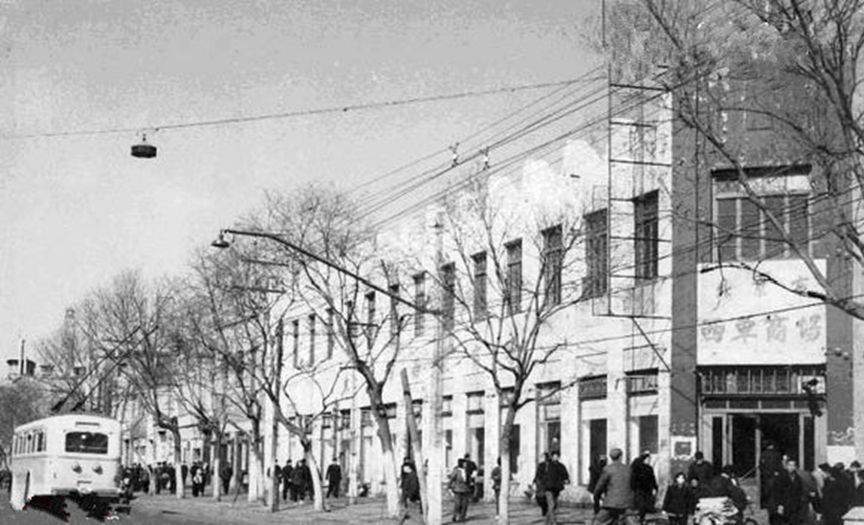 人民不会忘记西单商场300职工盖起“争气楼”！永存的典范