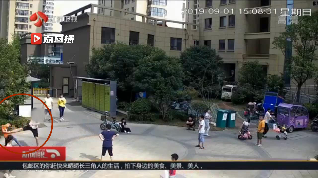 孩子路边踢球砸中女子被同伴踢飞,男孩路边踢球砸中女子男子踹飞