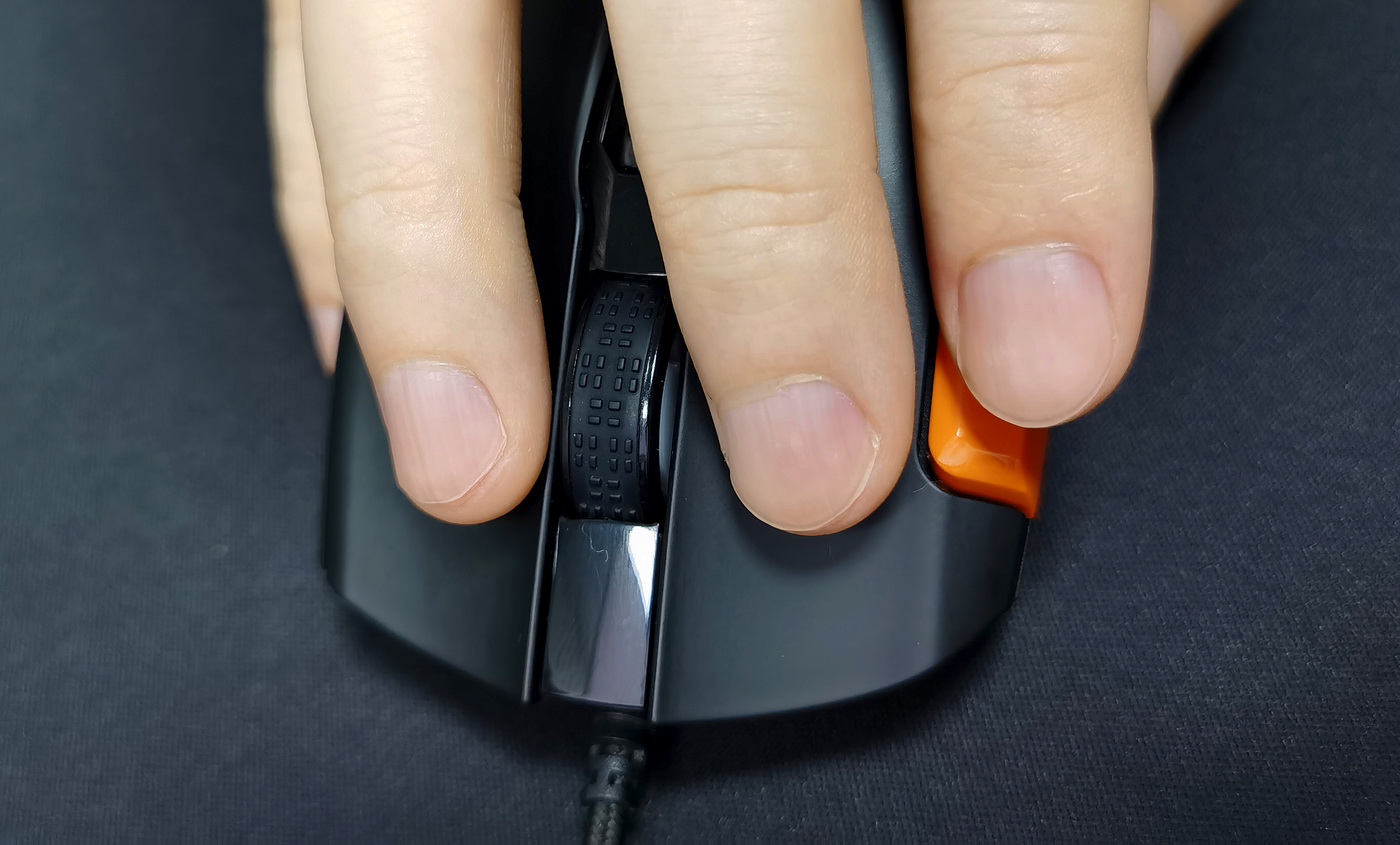 硬核工艺65g不打孔轻量化游戏鼠标,测评吃鸡单手键盘鼠标推荐