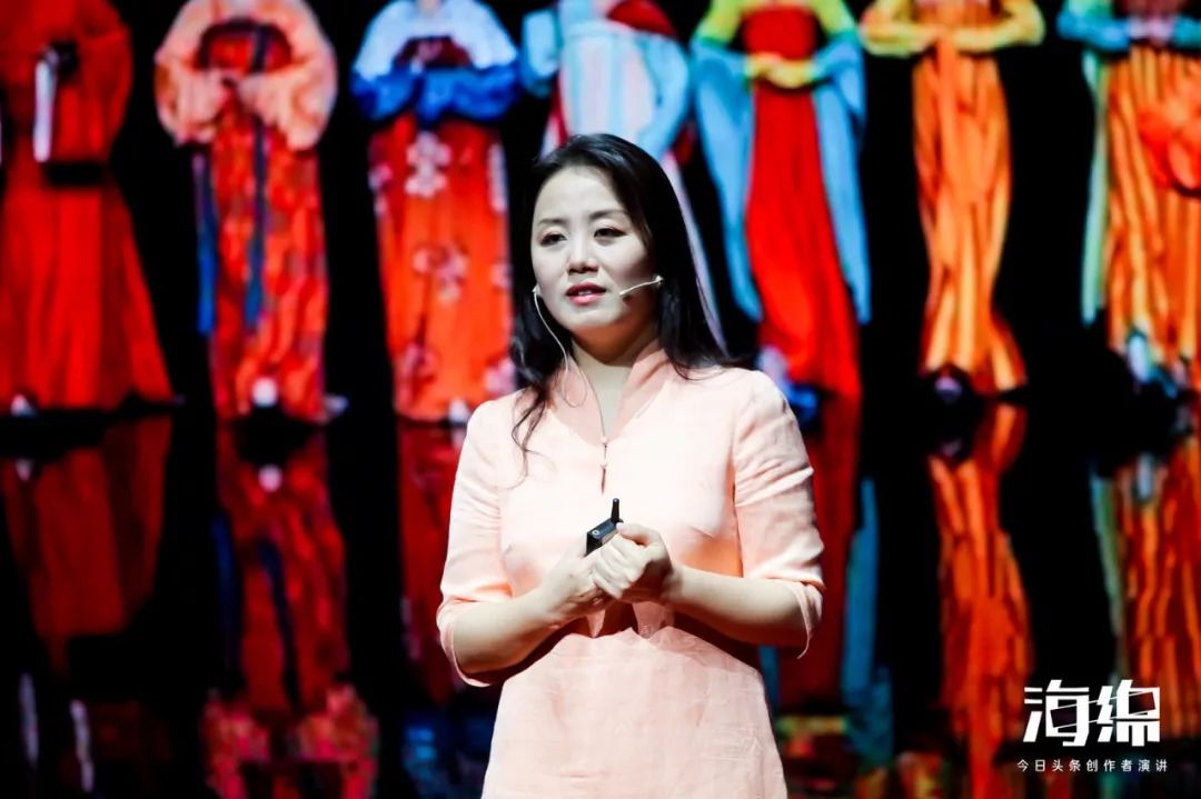 红花、板蓝根还能做衣服染料?她设计的传统服饰比欧美大牌还时尚