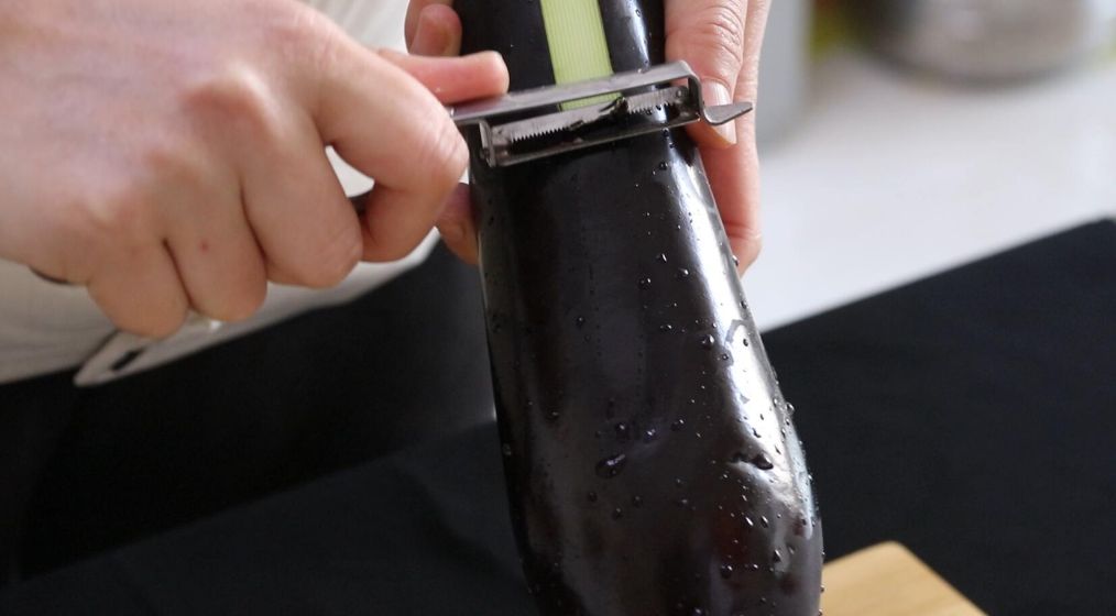 家庭版茄子馅饺子家常做法 (如何在家制作茄子馅饺子)