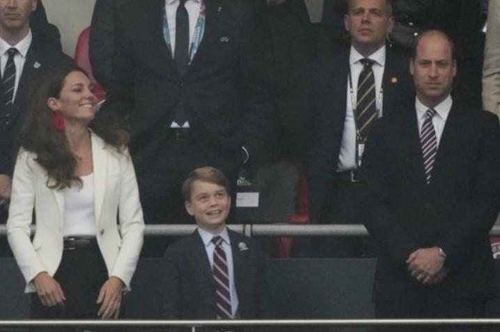 乔治王子被骂哭视频,英国乔治王子最新消息