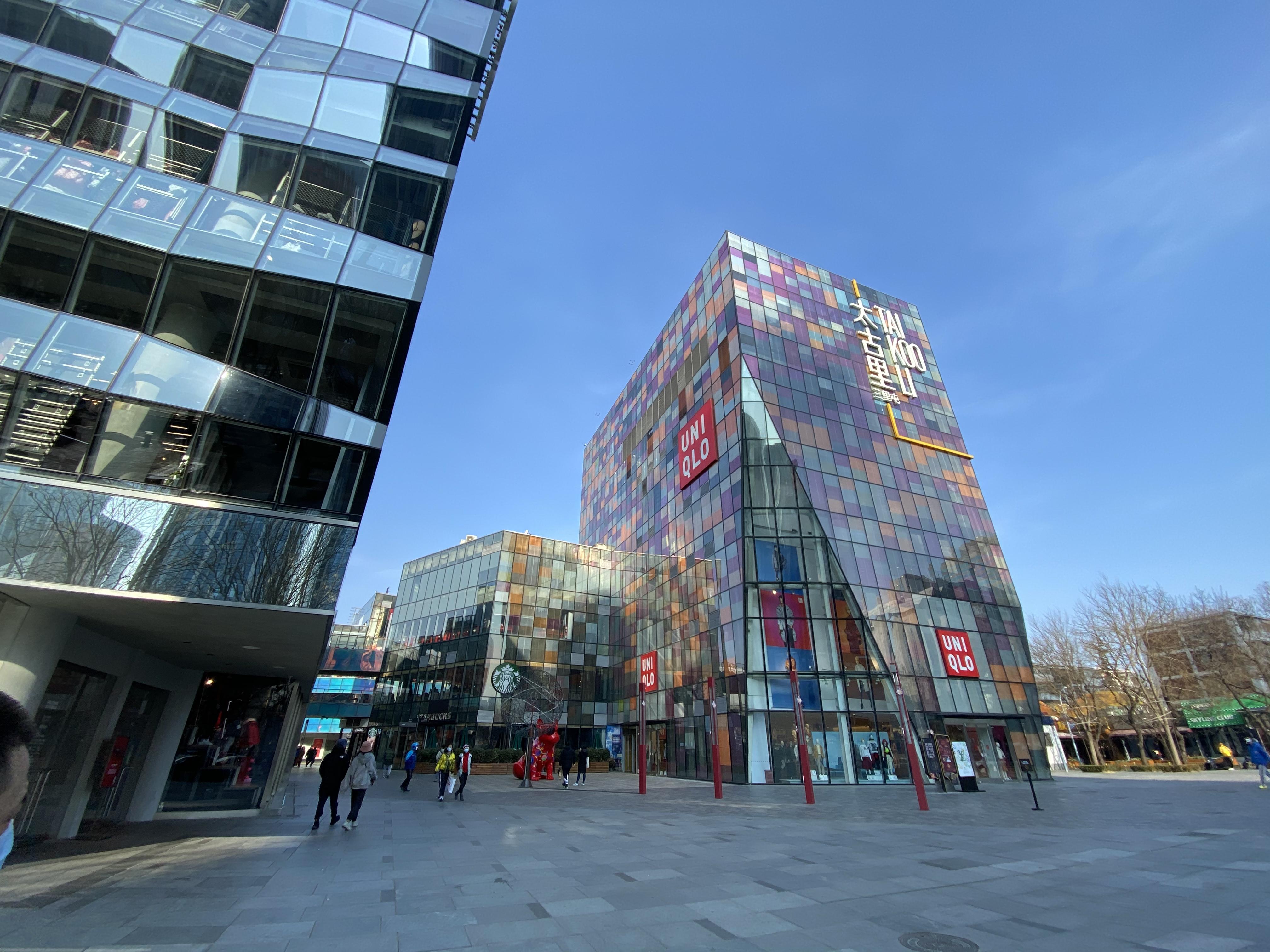 每天进店客人十个手指能数清，上一天休三天，盼着客人咨询，疫情中的奢侈品店员：从来没像现在这么想开工