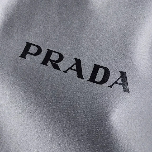 致敬普拉达,普拉达冲锋衣官方旗舰店价格